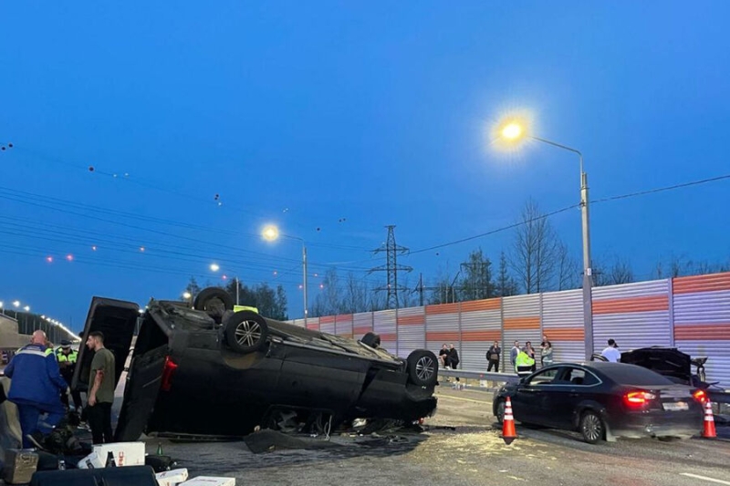 «Умоляла спасти ребенка»: в Подмосковье перевернулся микроавтобус, погибли мать и сын 