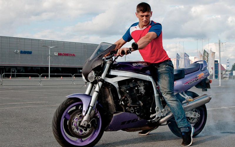 
            Какой штраф за езду без шлема на мотоцикле, мопеде и скутере в 2025 году
        