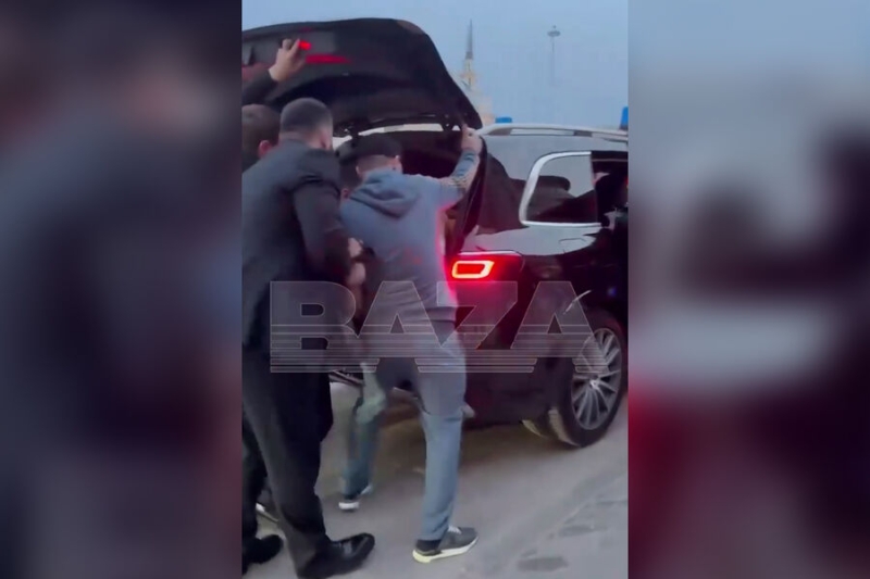 На Ярославском вокзале похитили человека. Средь бела дня его затолкали в «Мерседес» с номерами АМР и увезли 