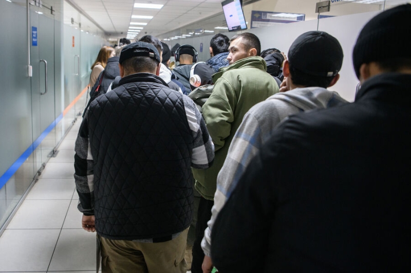 «Не приносят пользы»: в МВД призвали депортировать безработных мигрантов 