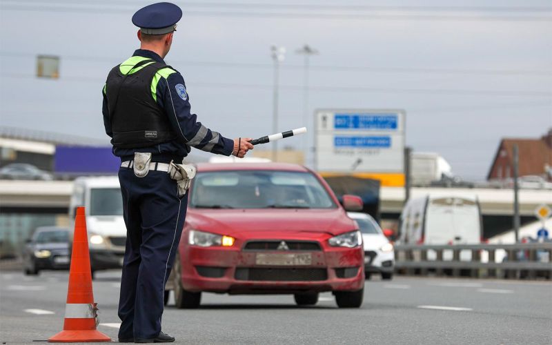 
            Штраф за неостановку по требованию ГАИ  — до ₽10 тыс. Дума приняла закон
        