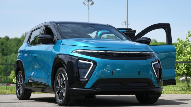 Алиханов протестировал предсерийный прототип электромобиля "Атом"