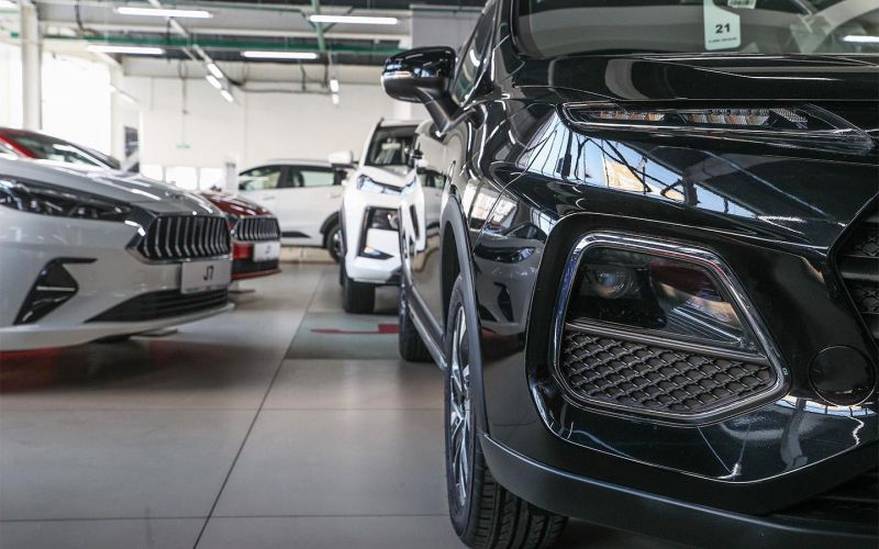 
            Авторынок в России упал за полугодие на 28%. Отчет Минпромторга
        