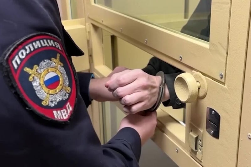 «Когда защелкиваешь наручники, испытываешь оргазм». Бывший участковый — о мигрантах и пытках 