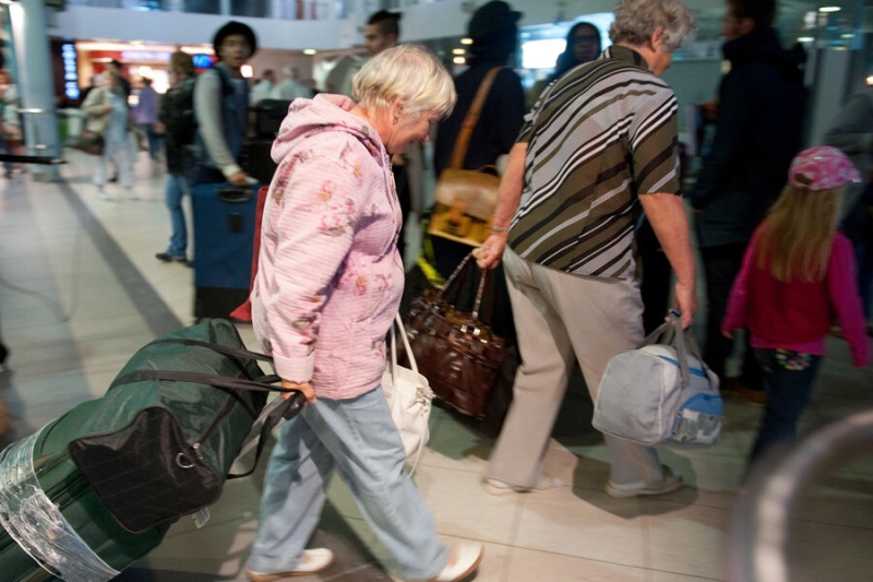 Люди спят на полу и бунтуют из-за «курилки»: как аэропорты России переживают коллапс 