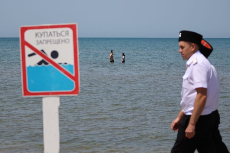 Море «пушка», казаки велят не купаться: как отдыхают в Анапе с мазутом 