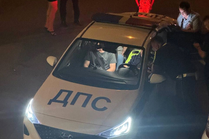 На Бережковской набережной кроссовер сбил пять человек на переходе. Двое в тяжелом состоянии 