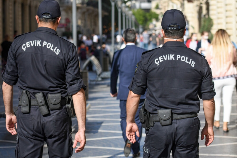 Насилие, облавы и проверки. Россияне пожаловались на произвол силовиков в Азербайджане 