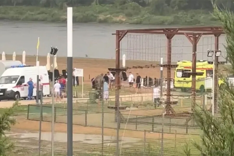 «Погибли те, кто был босиком»: молния убила трех человек на пляже под Тулой 