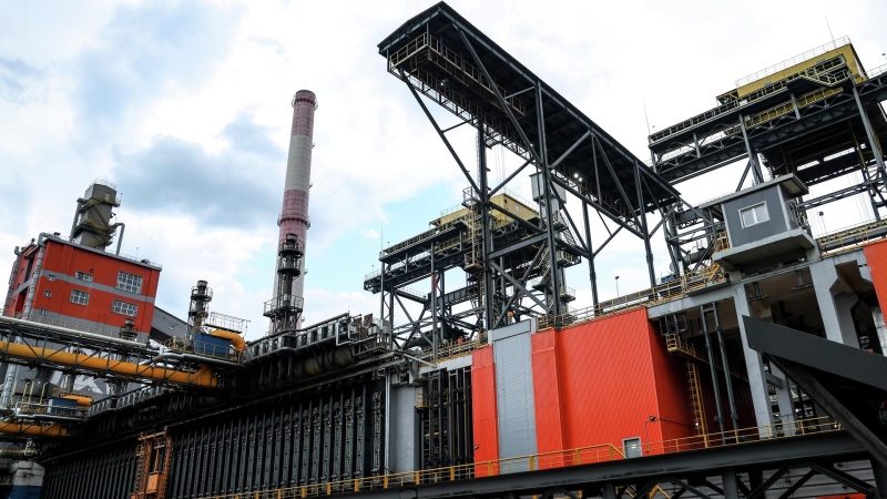 Путин осмотрел работу самой мощной в России коксовой батареи