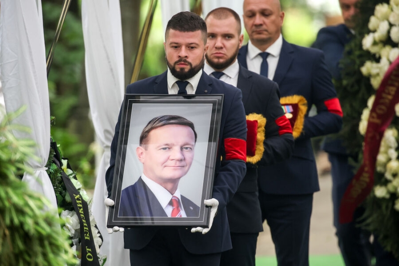 Слезы матери и прощание девушки Полины: как хоронили Романа Старовойта 