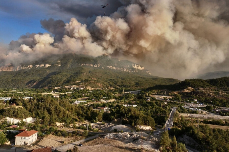 Свеча на могиле, сварка и поджигатели: почему в Турции разгорелись пожары и угрожают ли они туристам 