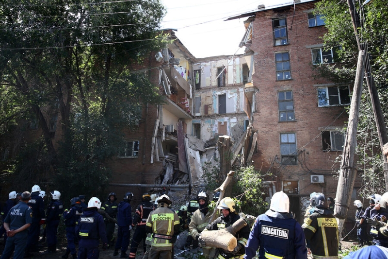 «Возвращаюсь, а подъезда нет». В Астрахани обрушилась часть дома, под завалами ищут людей 