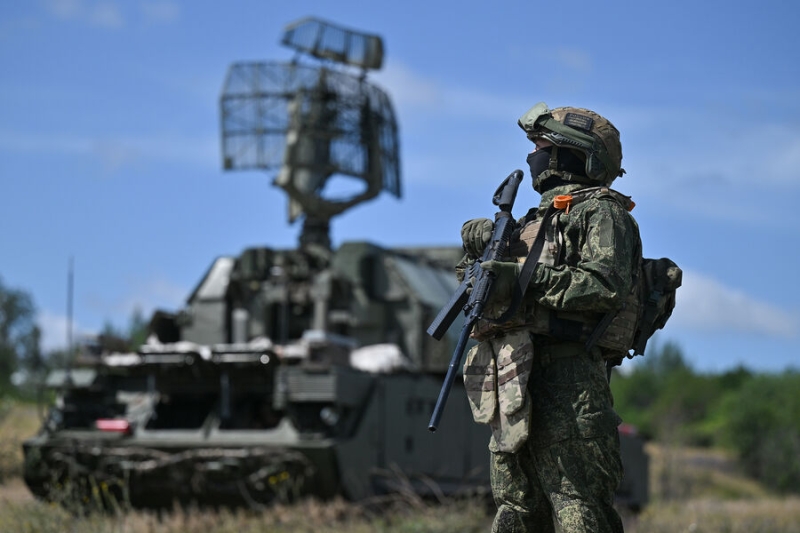 Взрывы, залпы ПВО и задержки рейсов: как регионы России пережили ночную атаку БПЛА? 