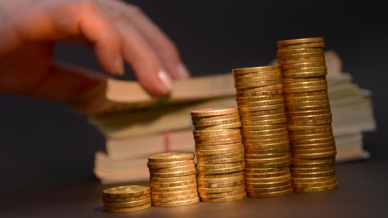 Эксперт объяснил, что делать с деньгами после снижения ключевой ставки