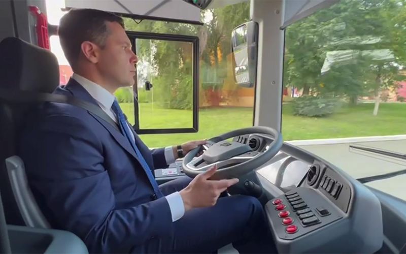 
            Глава Минпромторга Алиханов проехался в троллейбусе. Мы узнали причины
        