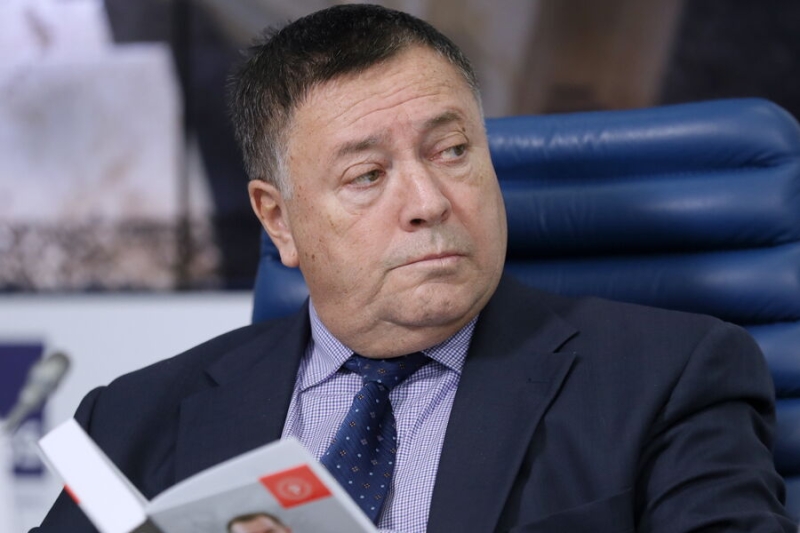 Грабители с акцентом и маской из папье-маше связали и избили экс-министра. Он все отрицает 