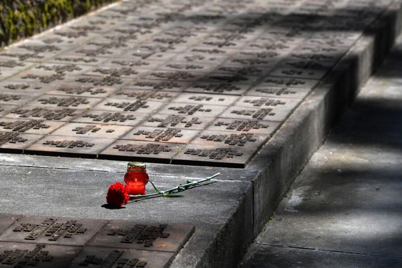 Ходили с факелами и молились: польским байкерам закрыли въезд в РФ после акции на кладбище под Тверью 