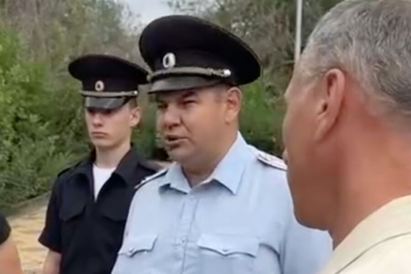«Я вас всех расстреляю»: в Саратове полицейский пригрозил людям, вставшим на защиту парка 