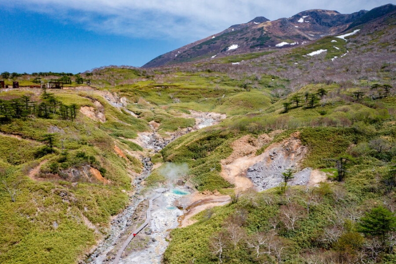 «Мог увести группу в чащу»: 10 туристов пропали на Курилах 