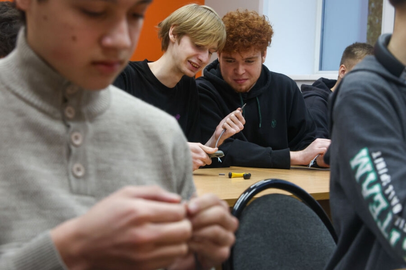 «Пополнят криминальный мир»: в России хотят сделать платными школы для детей мигрантов 