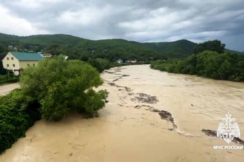 Реки затопили дома, с моста рухнул автобус. Что происходит на Кубани после смерча? 
