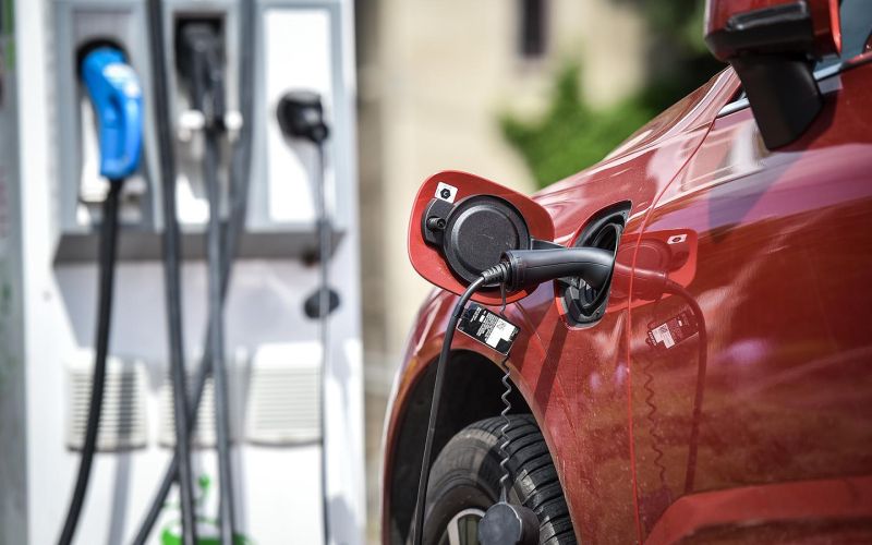 
            Вот почему в России не покупают электромобили. Мы все узнали
        