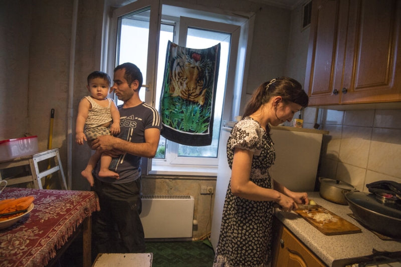 Запрет на семьи и сбор биоматериала: что может грозить трудовым мигрантам в России? 