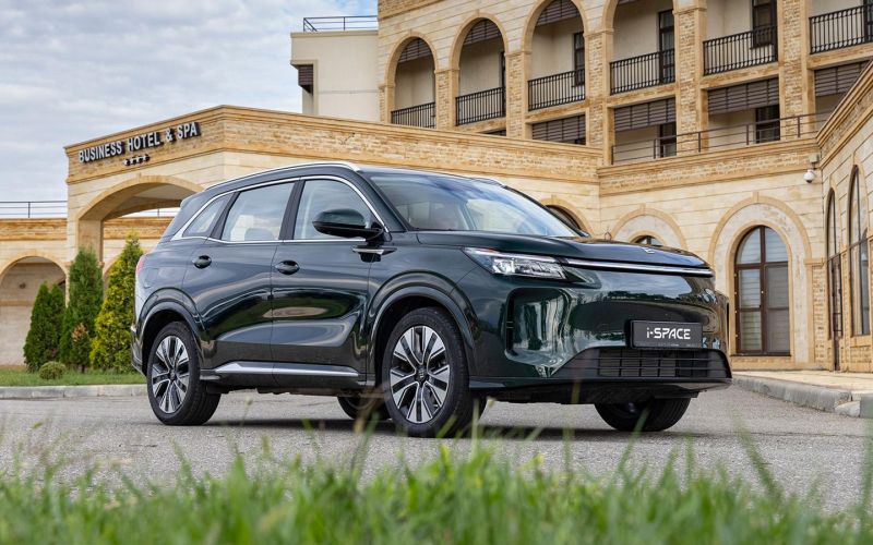 
            Мощность больше, налог — меньше. Тест дешевого гибрида Evolute i-Space
        