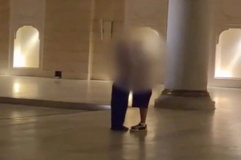 Пару россиян задержали в Турции за поцелуй возле мечети. Что им грозит? 