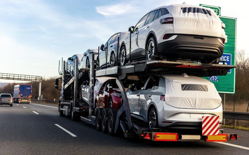 
            Польша закрыла границу с Белоруссией. Что будет с ввозом деталей и машин
        