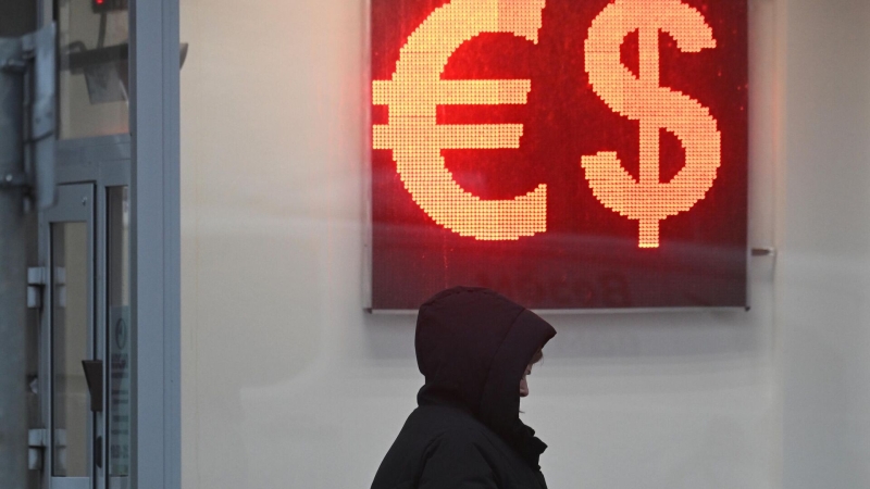 Внебиржевой курс евро поднялся выше 100 рублей