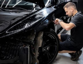 Оклейка автомобилей пленками: надежная защита и индивидуальный стиль