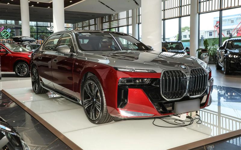 
            BMW vs Mercedes, Niva для Европы и «бомбилы» вместо такси. Итоги недели
        