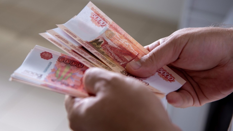 Доля рубля в экспортных расчетах России в августе увеличилась