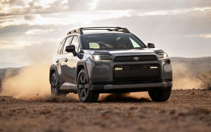 
            Эволюция без революции. Первое знакомство с Toyota RAV4 нового поколения
        