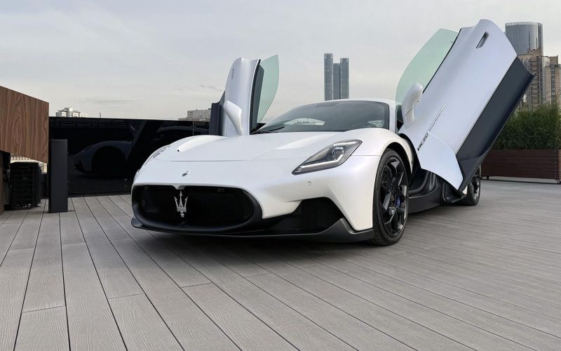 
            Мечтать не вредно. Как мы обгоняли ветер за рулем Maserati MC20
        