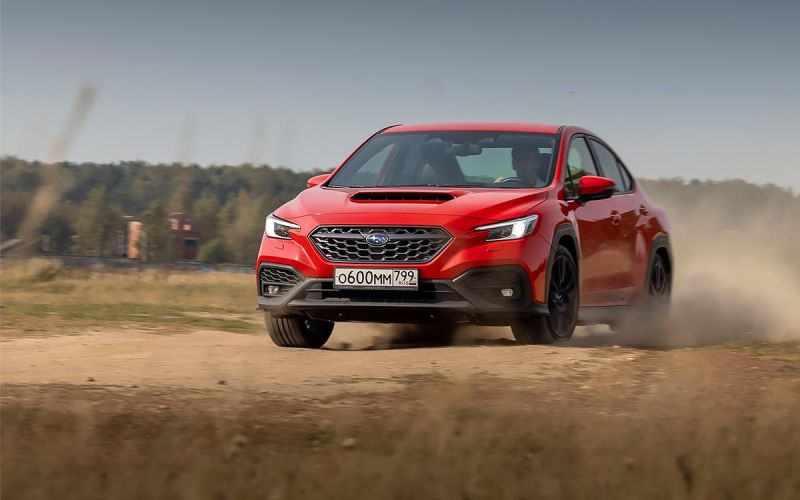 
            Осколок битого стекла. Холодный драйв-тест «горячего» Subaru WRX
        