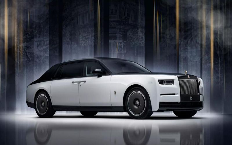 
            Взгляните на редчайший юбилейный Rolls-Royce Phantom. Таких всего 25
        