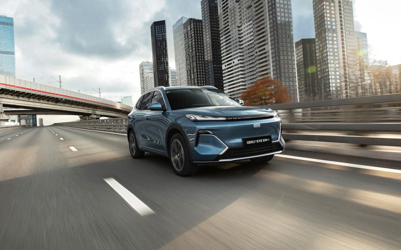 
            Гарантия — 6 лет. Geely назвал цены на новый гибридный кроссовер в России
        