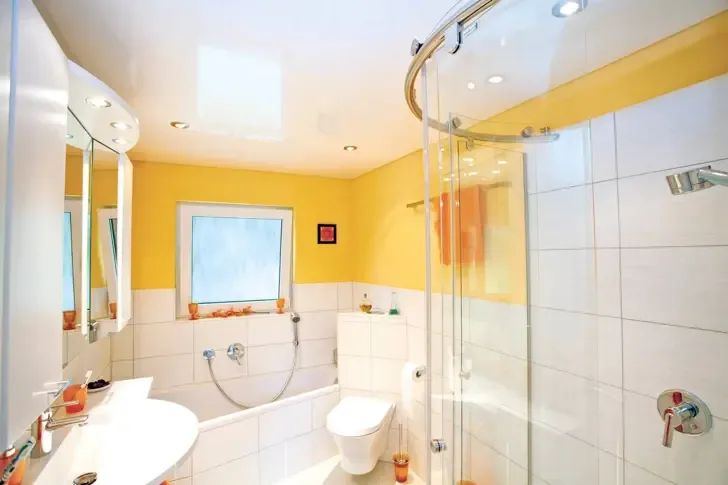 Натяжные потолки в ванной: виды, преимущества, подбор