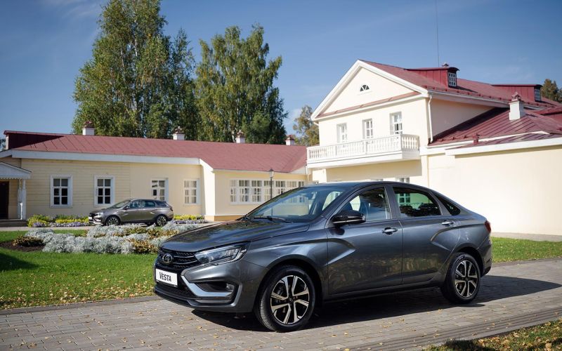 
            Продажи на российском авторынке поставили годовой рекорд. Топ-10 моделей
        