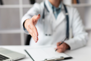 Обращение в наркологическую клинику: помощь, выбор и надежда