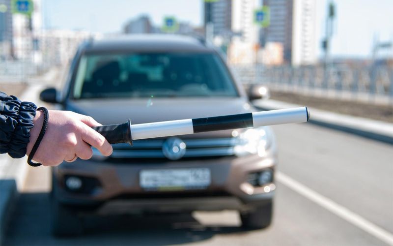 3D-буквы и без триколора. Юристы — о наказании за «неправильные» номера