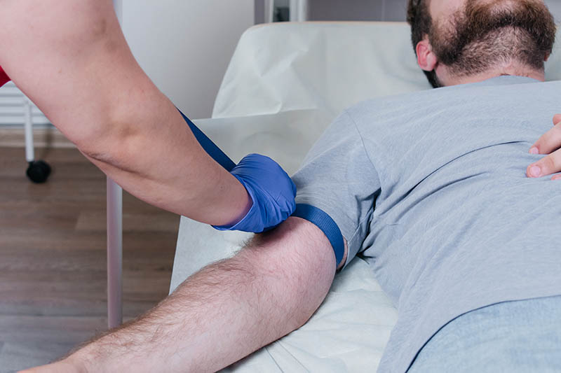 Алкоголизм в современном мире: домашний вывод из запоя и выбор клиники