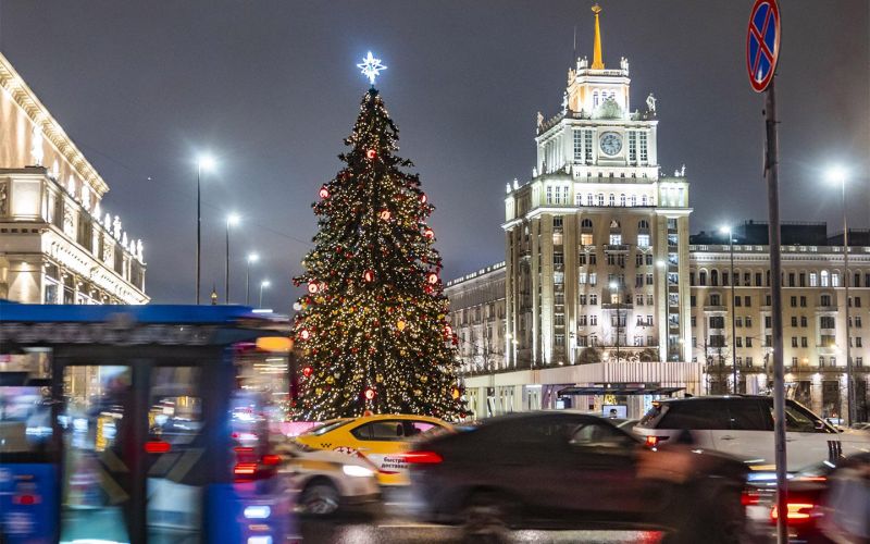 
            Москва встала в &laquo;новогодних пробках&raquo;. Когда ожидается пик
        